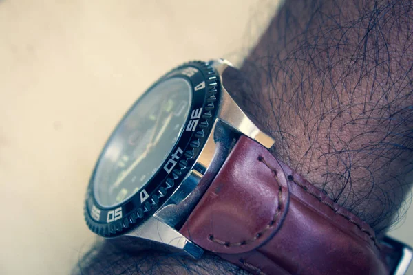 Close view of a person hand with wrist watch. Male wearing a watch with leather strap. — Stock Photo, Image