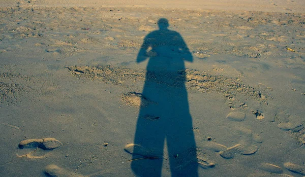 Sombras de persona con reflexión en el suelo —  Fotos de Stock