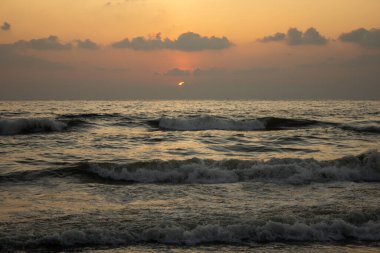 Bengal Körfezi 'ndeki dalgaların manzarası Marina Sahili, Chennai, Hindistan