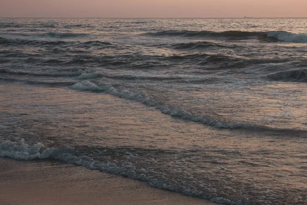 Szcenírozott kilátás a hullámok a Bengáli-öböl mentén Marina Beach, Chennai, India — Stock Fotó