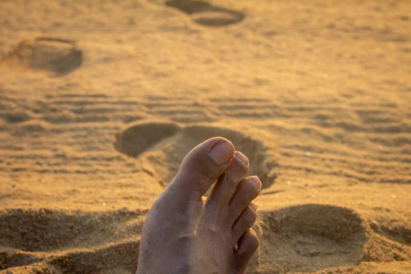 Vista do pé humano sobre a areia da praia . — Fotografia de Stock