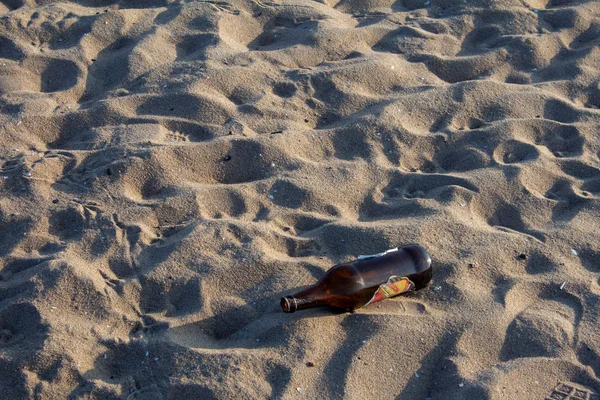 Chennai, Tamil Nadu / Índia - 05 de fevereiro de 2020: Poluição na praia da marina com garrafa jogada na areia, Chennai, Índia — Fotografia de Stock
