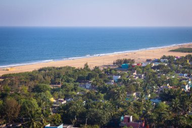 Pulicat (Pazhaverkadu olarak da bilinir) köyü ve Bengal körfezi kıyı şeridi, Tamil Nadu, Hindistan. Pulicat deniz fenerinden Pulicat sahilinin havadan görünüşü.