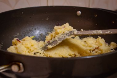 Sıcak rava upma pişirmek Güney Hindistan 'da geleneksel bir kahvaltı yemeğidir..