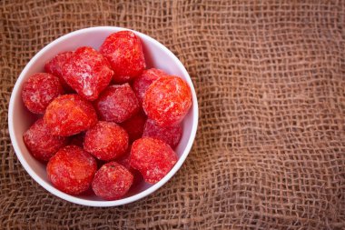 Honey Candy (Tamil dilinde Thaen Mittai olarak da bilinir), Hindistan 'ın güneyindeki küçük dükkanlarda bulunan şekerleme türü..