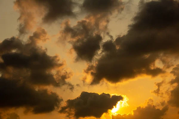 Şehir Manzarasında Gün Batımında Kara Bulutlu Gökyüzü Manzarası — Stok fotoğraf