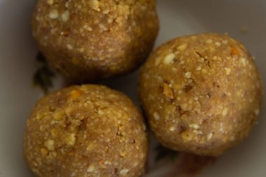 Peanut Jaggery toplarının manzarası. Geleneksel bir Güney Hindistan tatlısıdır. Fıstık ladoo tatlısı.
