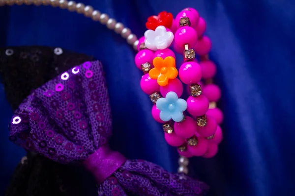 Piękne Kolorowe Spinki Włosów Bransoletka Dla Dzieci Młodzieży Niebieskim Tle — Zdjęcie stockowe