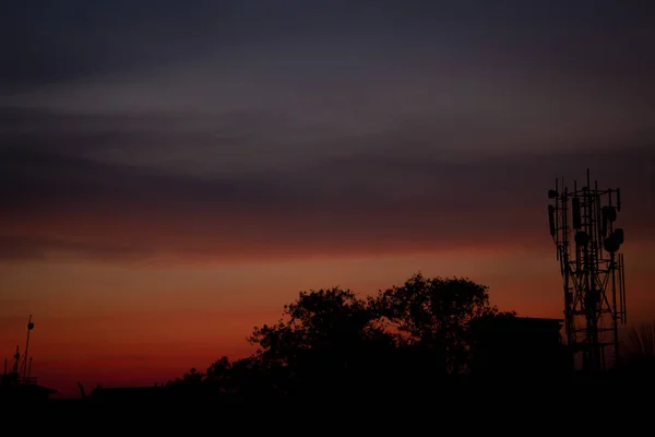 Blick Auf Den Sonnenuntergang Mit Bäumen Und Mobilfunkmast — Stockfoto