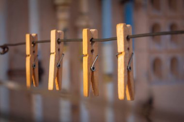 Kurutmak için koyulan kıyafetleri tutmak için kullanılan tahta klipslerin görüntüsü.