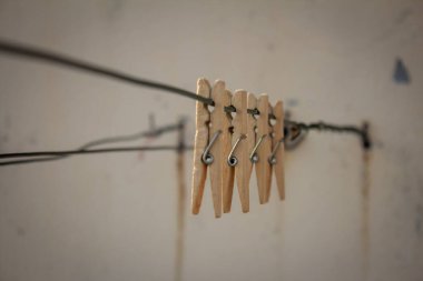 Kurutmak için koyulan kıyafetleri tutmak için kullanılan tahta klipslerin görüntüsü.