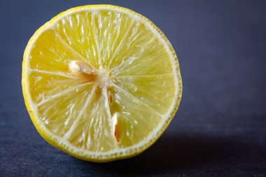 Güzel sarı limon ikiye bölünmüş. Soğuk ve gribe karşı bağışıklığı artırmak için doğal gıda.