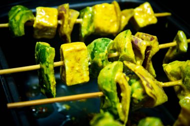 Paneer (süzme peynir) kapsicum ve soğanlı şişler ızgara için hazır