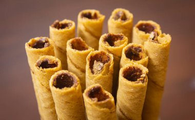 Çikolata aromalı gofret ruloları. Çocuklar tarafından sevilen gevrek gofretler..