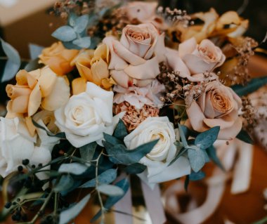 Nikah buketi ve alyanslarla dolu bir hayat