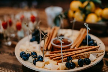 Büfede atıştırmalıklar - peynir, üzüm, domates, zeytin ve diğer yiyecekler