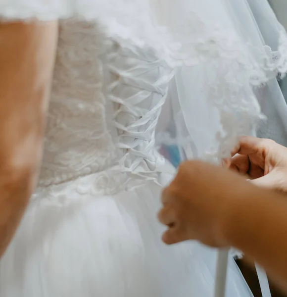 Mãos Mãe Apertam Vestido Filha Noiva Costas Sob Véu — Fotografia de Stock