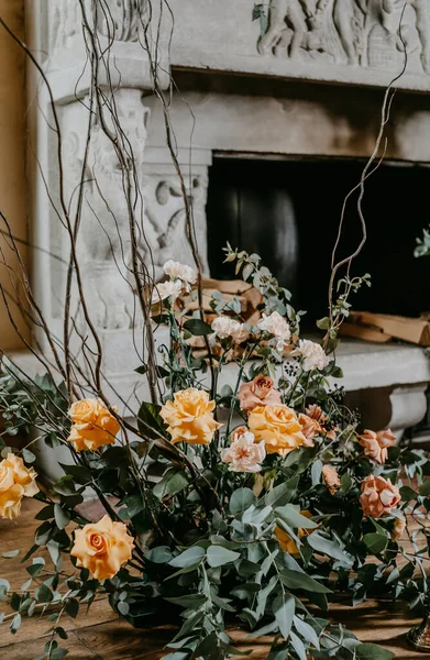 Decorado Com Rosas Outras Flores Lareira Sem Fogo — Fotografia de Stock