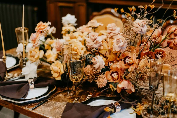 Snygg Bröllopsdukning Med Fräsch Blomsterdekor Och Ljus — Stockfoto