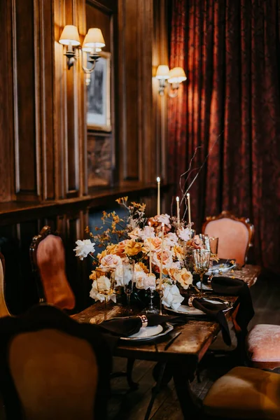 新鮮な花の装飾やキャンドルとスタイリッシュな結婚テーブルの設定 — ストック写真
