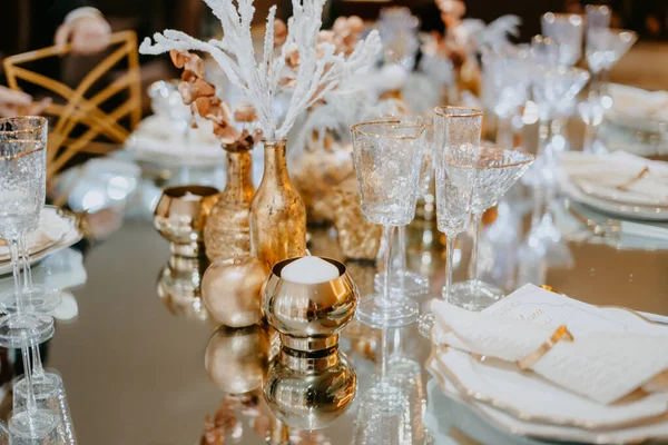 Kuru Çiçek Dekoru Mumlarla Süslü Bir Düğün Masası Telifsiz Stok Imajlar
