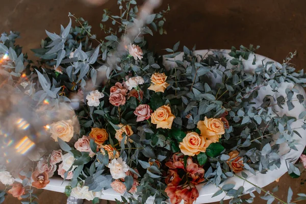 Taze Çiçeklerle Dolu Bir Banyo Güller Zambaklar Okaliptüsler — Stok fotoğraf