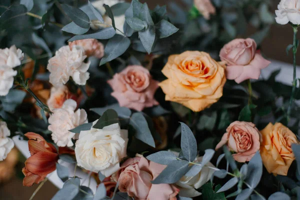 Färska Blommor Rosor Liljor Och Eukalyptus Närbild — Stockfoto