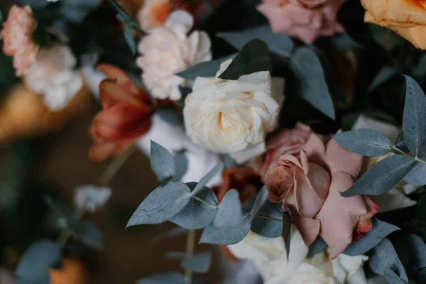 Färska Blommor Rosor Liljor Och Eukalyptus Närbild — Stockfoto