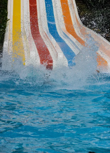 Spuiten van druppels water zwembad — Stockfoto