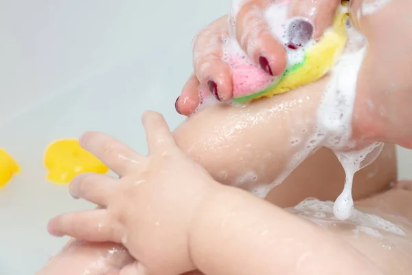 Концепция заботы и чистоты. Ежедневное мытье ребенка. A smal — стоковое фото