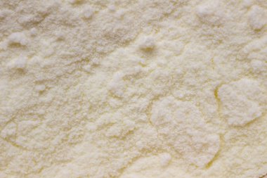 Pembe kaşık içinde bebek için süt tozu. Kuru bebek maması, yakın plan.