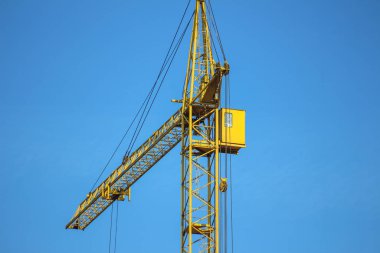 Mavi gökyüzüne karşı turuncu kule vinci. Yeni bir bri inşaatı