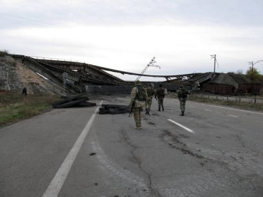 Ocheretino, Ukrayna - Ekim 2014: Ukrayna Devlet Sınır Servisi Silahlı Devriyesi
