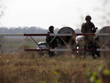 Selidovo, Ukrayna - Ekim 2014: Ukrayna silahlı sınır muhafızları