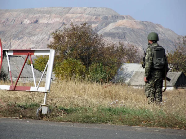 СЕЛИДОВО, УКРАИНА - ОКТЯБРЬ, 2014: Украинский вооруженный пограничник — стоковое фото