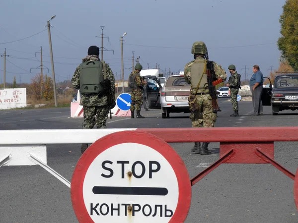 Selidovo, Ukrayna - Ekim 2014: Silahlı Krainian sınır muhafızları güvenlik noktasındaki araçları kontrol ettiler