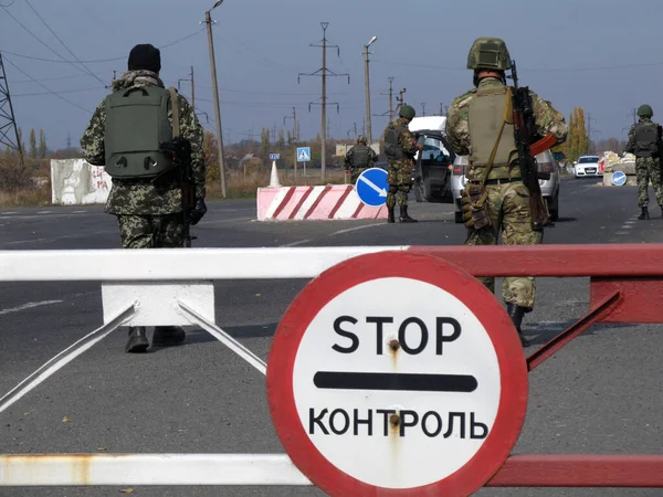 Armed krainian border guards check vehicles on  the security checkpoint — 스톡 사진