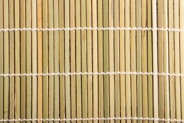 Suşi pişirmek için bambu hasırı, rulo. Ahşap zemin, yakın plan.