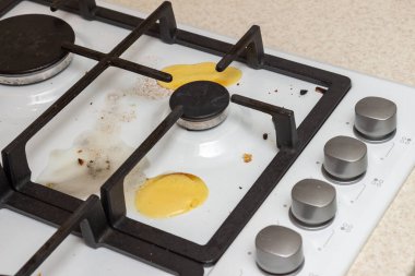 Kirli ocak. Hob 'da yağ ve is.