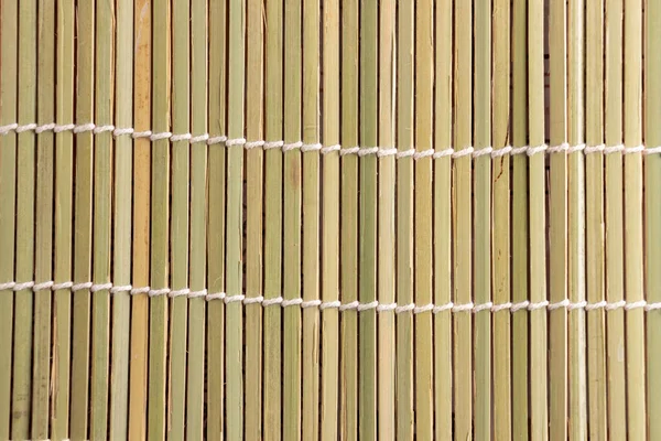 做寿司的竹垫 面包卷 木制背景 — 图库照片
