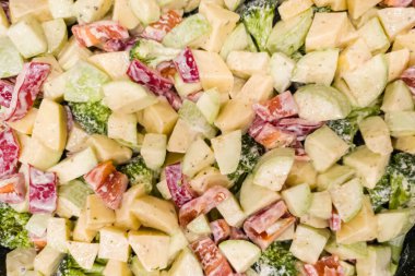 Fırında pişirmek için ince doğranmış ve baharatlı sebzeler. Patates, dolmalık biber, kabak ve brokoli. Sağlıklı yiyecekler, yakın plan.