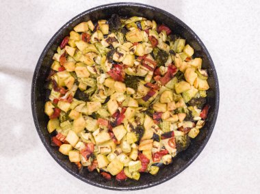 Sebze yahnisi, fırında sebze. İnce doğranmış patates, dolmalık biber, kabak ve brokoli. Sağlıklı yiyecekler, yakın plan.