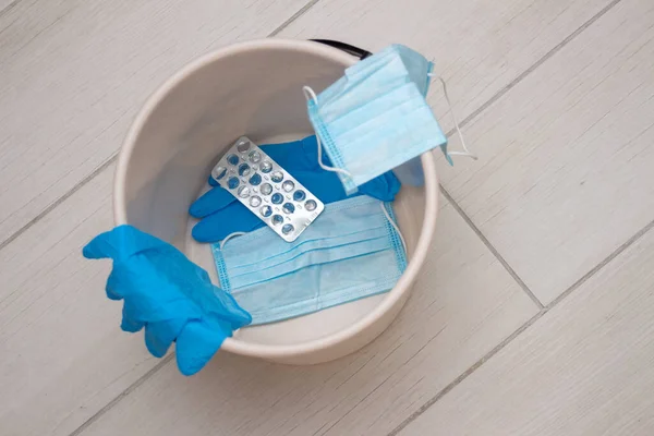 Kullanılmış Mavi Tıbbi Lateks Eldivenler Çöp Kutusunda Tek Kullanımlık Koruyucu — Stok fotoğraf