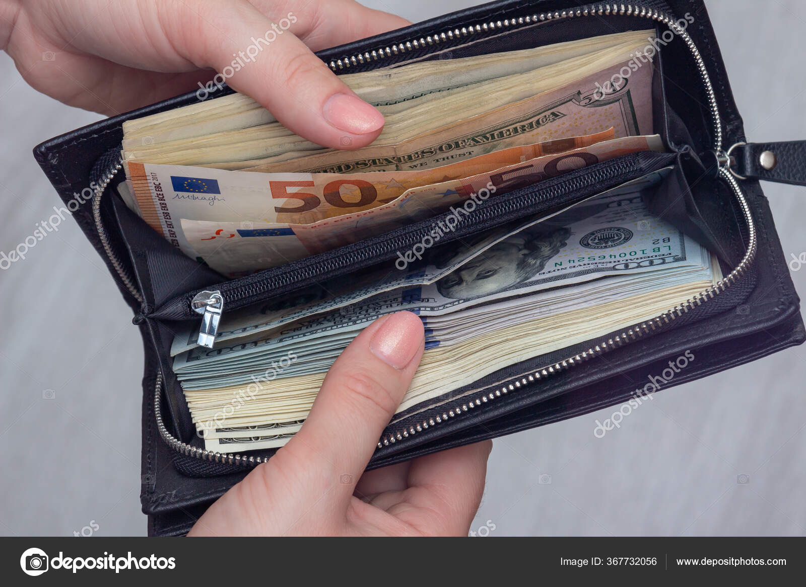 Una Mujer Cuenta Dolares Cartera Bolsa Dinero Cerca Aumento Salarios Foto de stock 367732056 IvanSemenovich