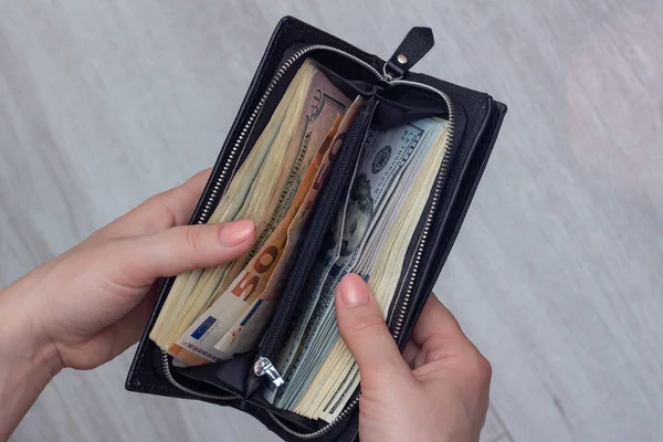 Woman Counts Dollars Her Wallet Money Bag Close Increase Salaries — Stock Photo, Image