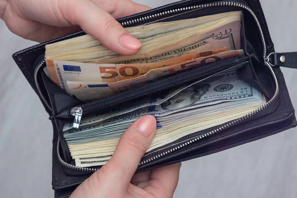 Woman Counts Dollars Her Wallet Money Bag Close Increase Salaries — Stock Photo, Image