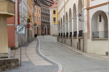 Goerlitz, Almanya - Nisan 2019: Polonya sınırındaki bir ortaçağ Avrupa kasabası olan taşla döşenmiş boş eski sokaklar. Şehirde yalnız yayalar dolaşıyor.