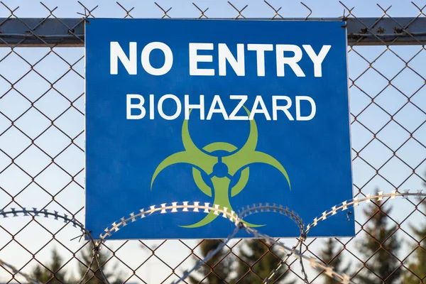 Inscrição Entry Biohazard Uma Placa Azul Uma Cerca Malha Ferro — Fotografia de Stock