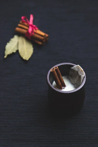 Chai Leche Con Canela Bolsa Negro Una Olla Marrón Sobre — Foto de Stock