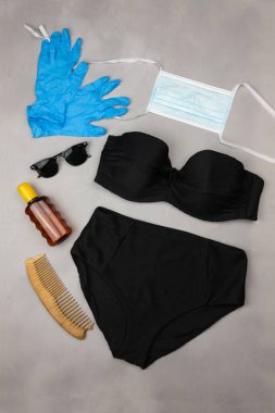 Coronavirus salgını ve plaj koruması için en önemli ürünler. Covid-19 eldiven ve yüz maskesi, güneş kremi, gözlük, tarak ve mayo.